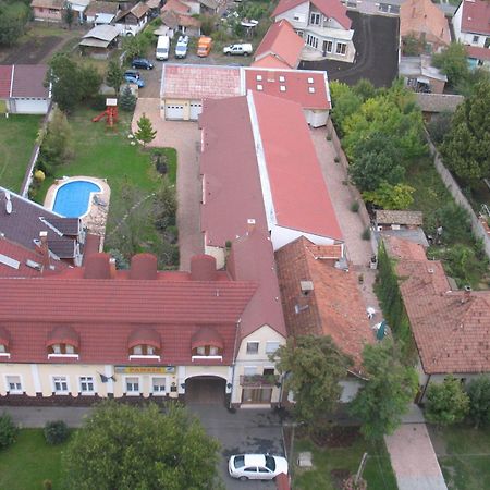 Отель Kenguru Panzio Ходмезёвашархей Экстерьер фото